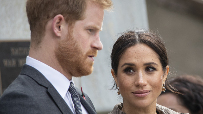 Meghan Markle regarde le prince Harry