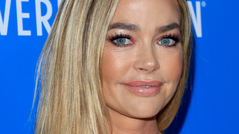 Denise Richards posant