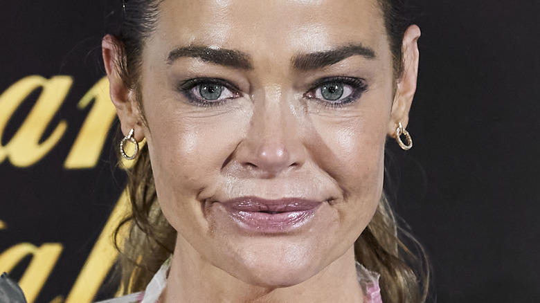 Denise Richards souriant