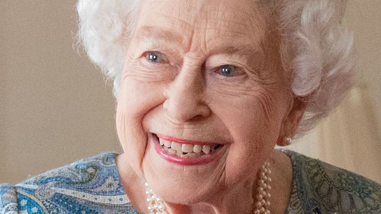 La reine Elizabeth II sourit 