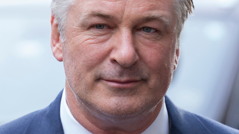 Alec Baldwin regarde la caméra