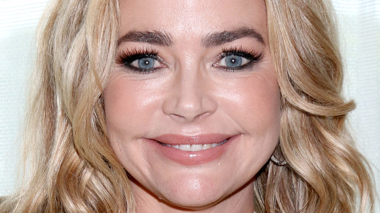 Denise Richards souriante