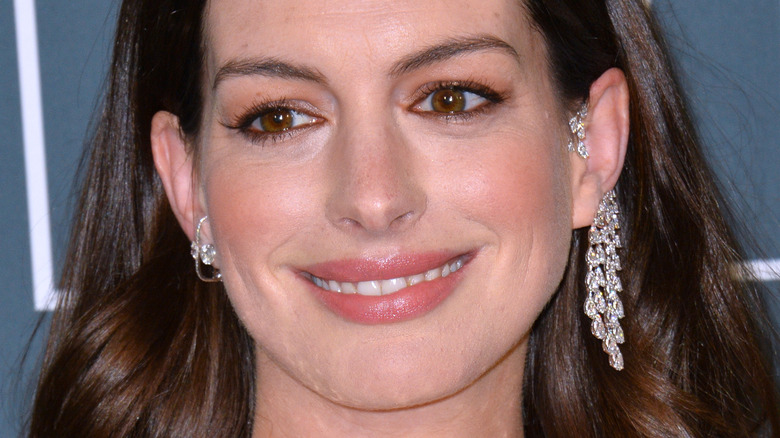 Anne Hathaway souriante