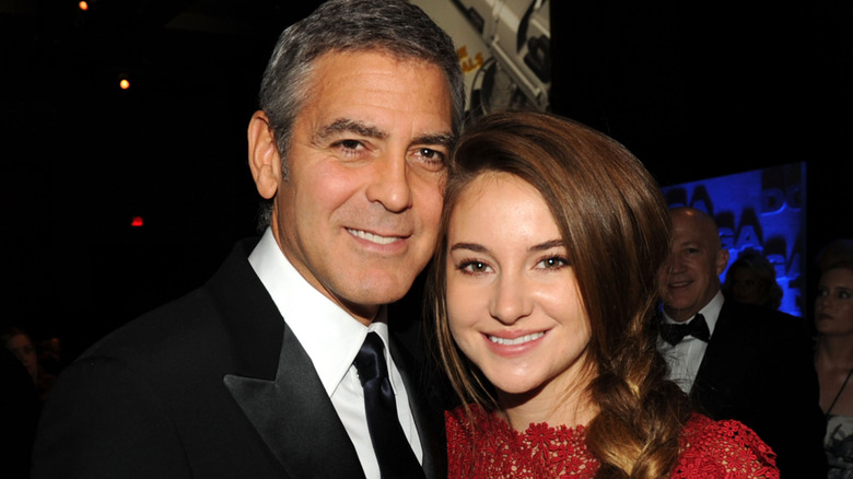 George Clooney et Shailene Woodley sourient