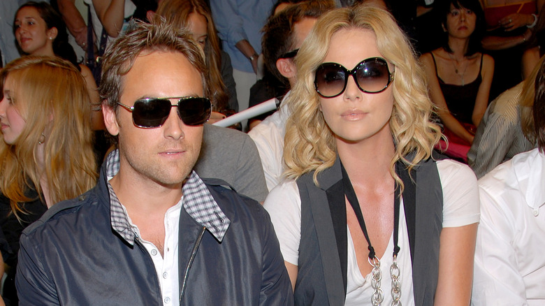 Stuart Townsend et Charlize Theron posant