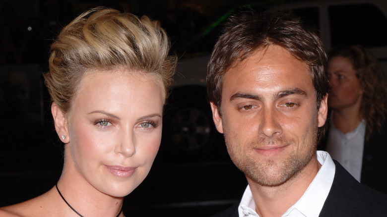 Charlize Theron et Stuart Townsend posant