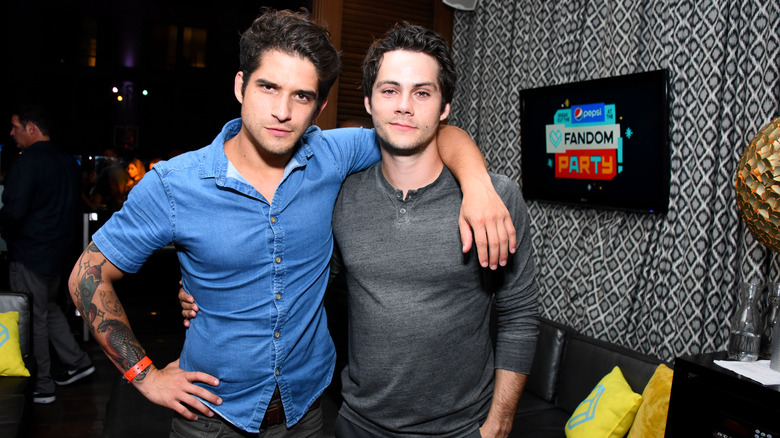 Tyler Posey et Dylan O'Brien sourient