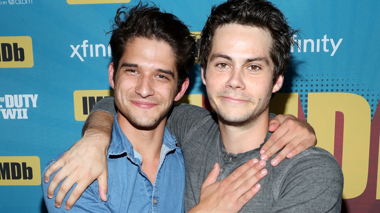 Tyler Posey et Dylan O'Brien sourient