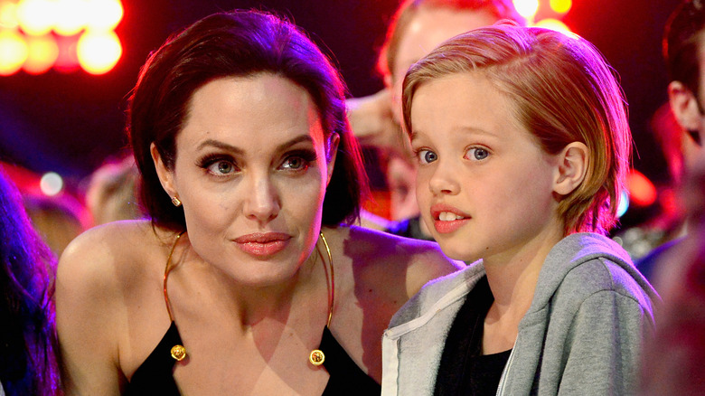 Shiloh Jolie-Pitt regarde de côté à côté d'Angelina Jolie