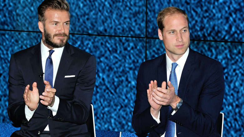 David Beckham et le prince William applaudissant lors d'un événement