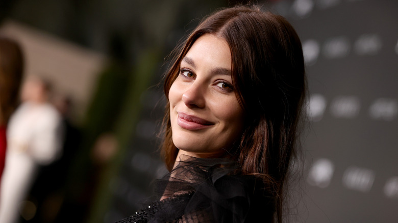 Camila Morrone souriante