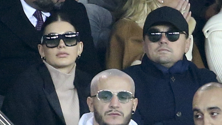 Camila Morrone et Leonardo DiCaprio regardent un match