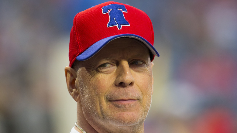 Bruce Willis portant un chapeau phillies