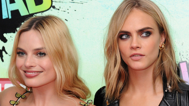 Margot Robbie et Cara Delevingne posant lors d'un événement