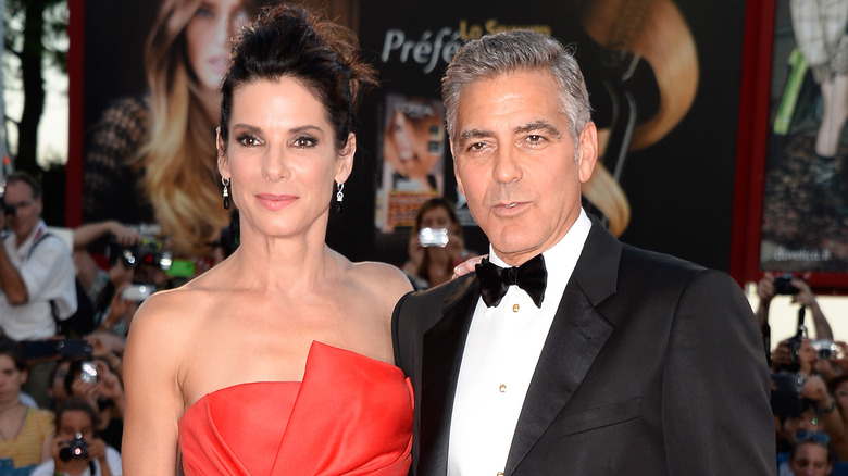 Sandra Bullock et George Clooney posent