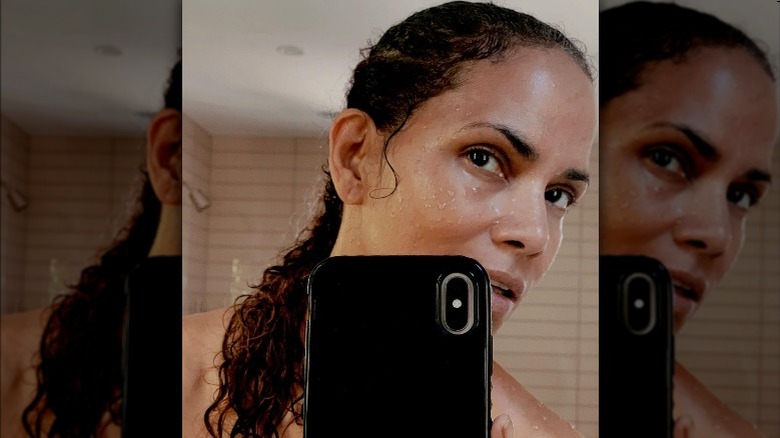 Halle Berry prend un selfie