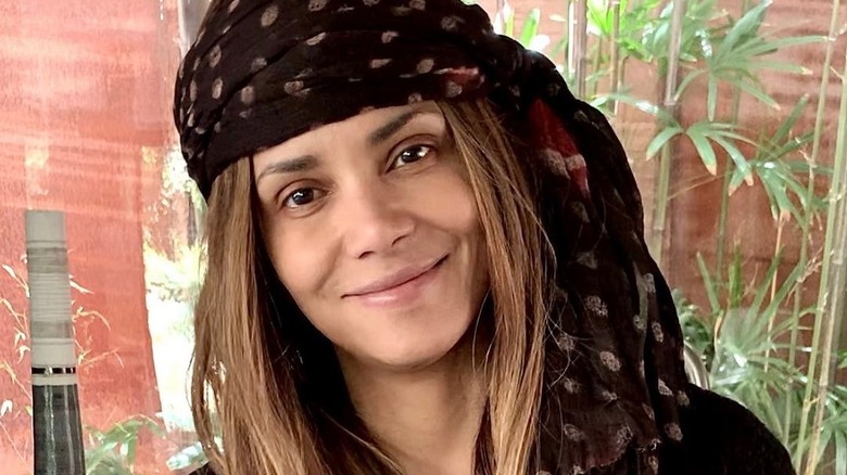 Halle Berry porte un foulard