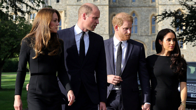 Kate Middleton, le prince William, le prince Harry et Meghan Markle à l'extérieur
