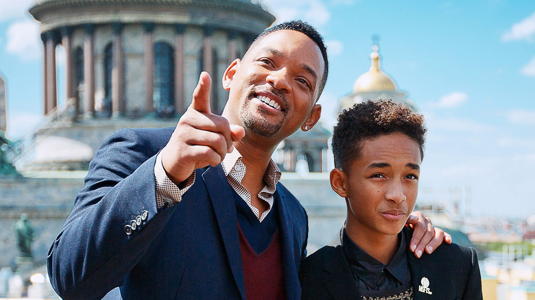 Will Smith pointant à côté de Jaden Smith