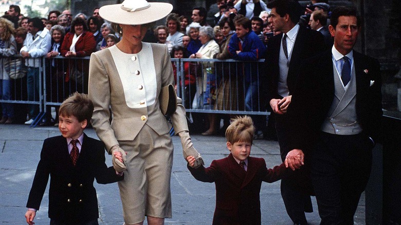 La princesse Diana, le prince Charles, les princes William, le prince Harry marchant