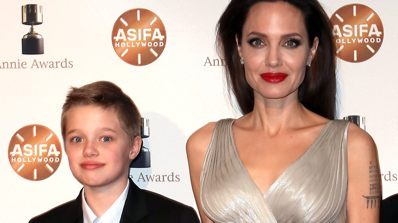 Shiloh Jolie-Pitt et Angelina Jolie posent