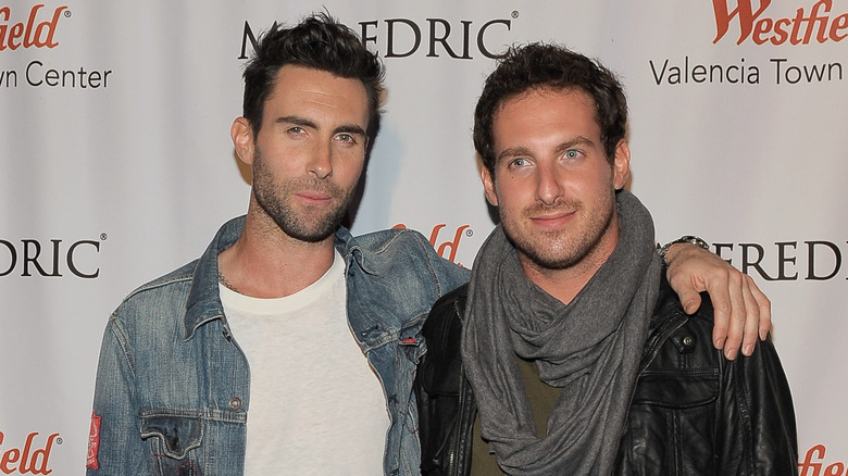 Adam Levine sur le tapis rouge avec Michael Levine