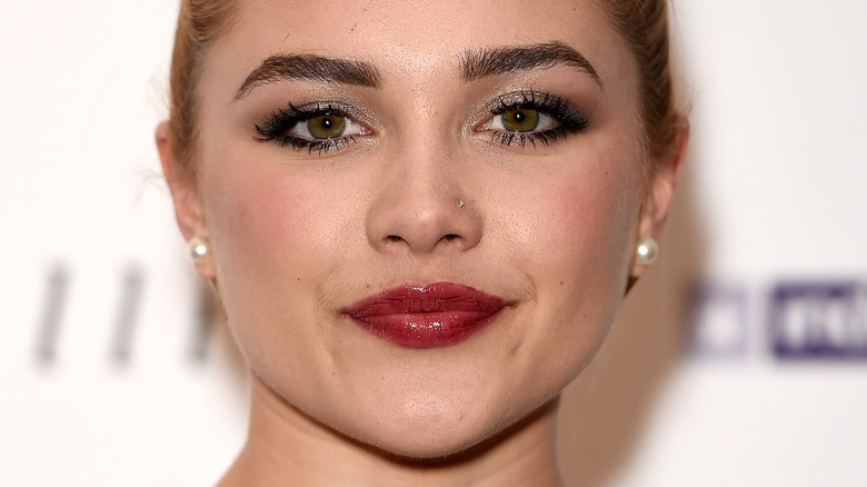 Florence Pugh avec du rouge à lèvres, souriante