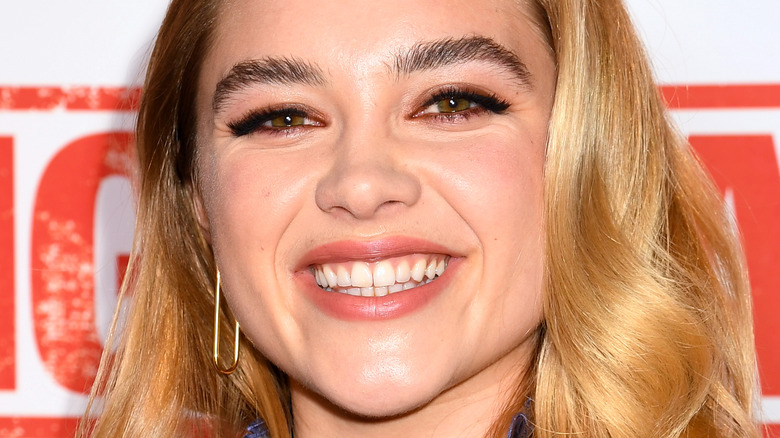 Florence Pugh souriante