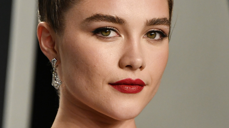 Florence Pugh avec ses cheveux tirés en arrière