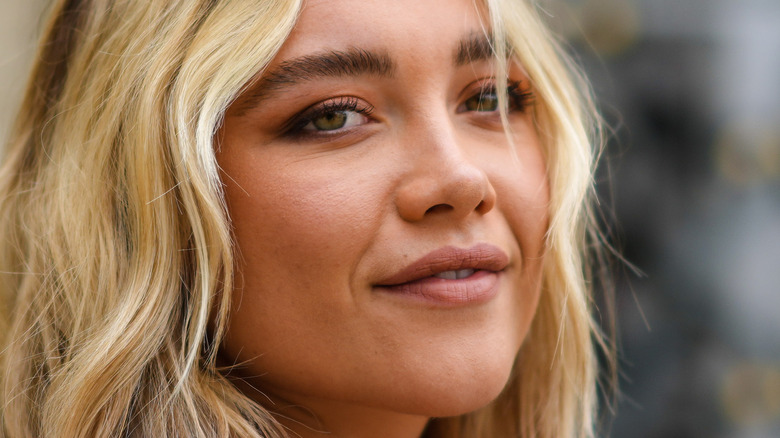 Florence Pugh sourit doucement