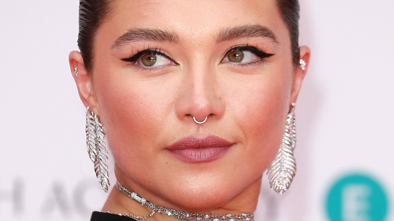 Florence Pugh regarde par-dessus son épaule