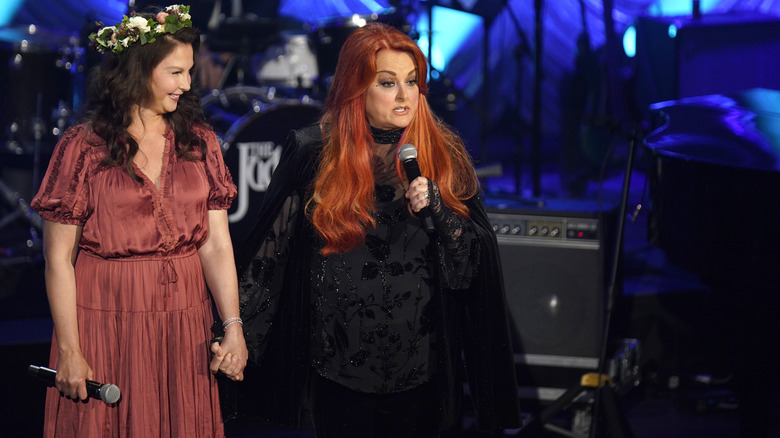 Wynonna Judd et Ashley Judd sur scène 