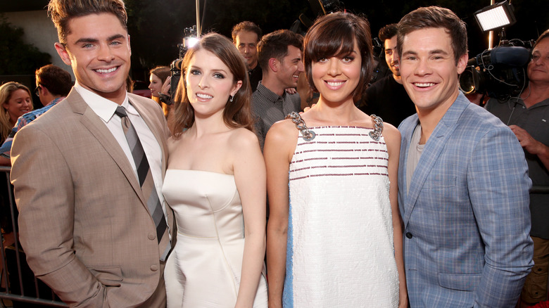 Zac Efron Anna Kendrick Aubrey Plaza Adam DeVine tapis rouge