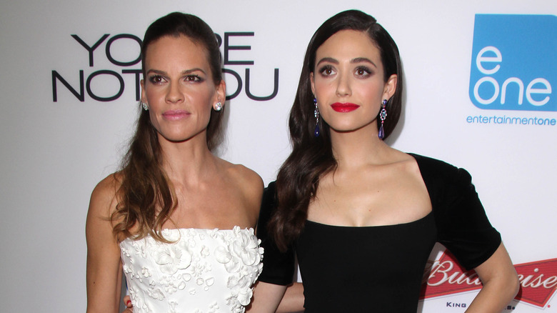 Hilary Swank sur le tapis rouge des Emmy Rossum