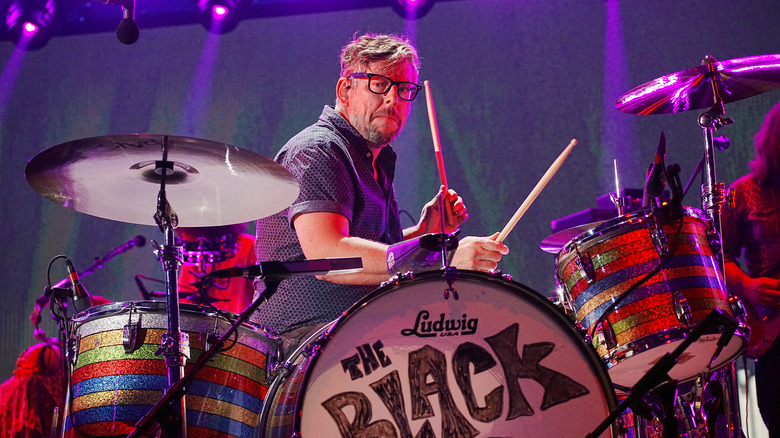 Patrick Carney joue de la batterie sur scène