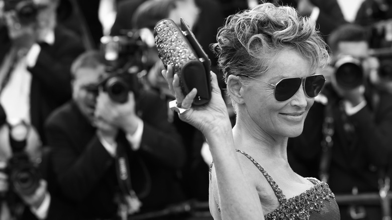 Sharon Stone porte des lunettes de soleil