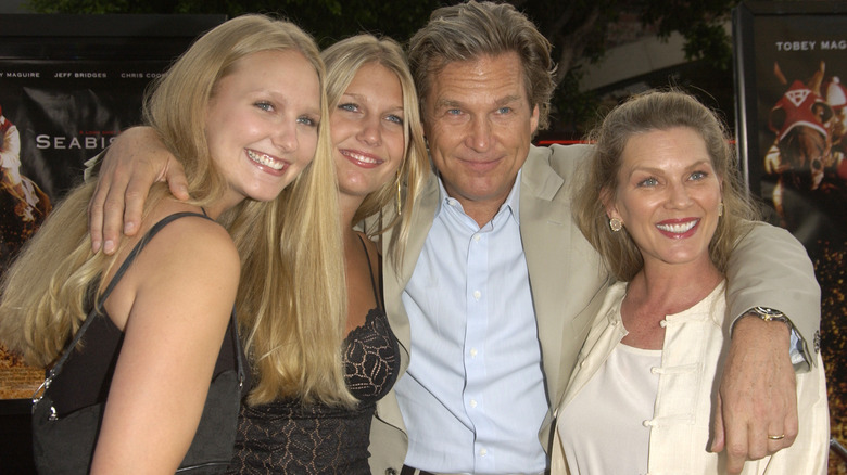 Jeff Bridges posant avec sa femme et ses filles