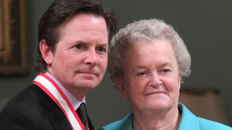 Michael J. Fox posant avec sa mère Phyllis