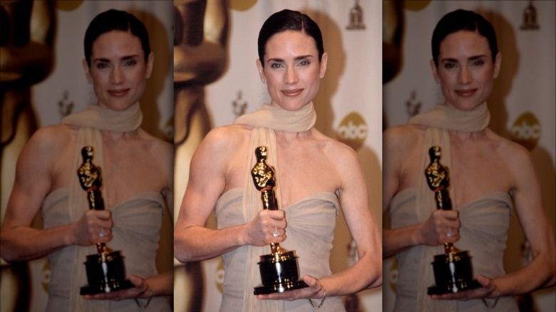 Jennifer Connelly tenant un Oscar