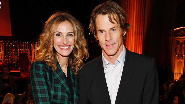 Julia Roberts et Danny Moder posant