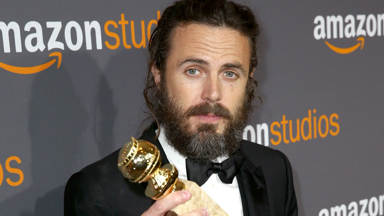 Casey Affleck tenant le Golden Globe