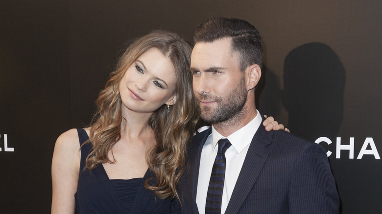 Behati Prinsloo s'appuie sur Adam Levine 