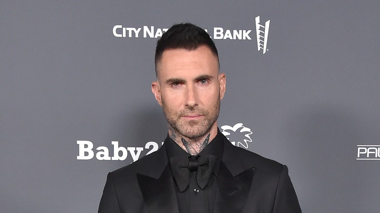 Adam Levine en noir