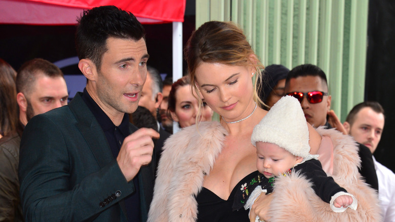 Adam Levine et Behati Prinsloo avec bébé