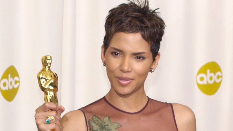 Halle Berry tenant le prix