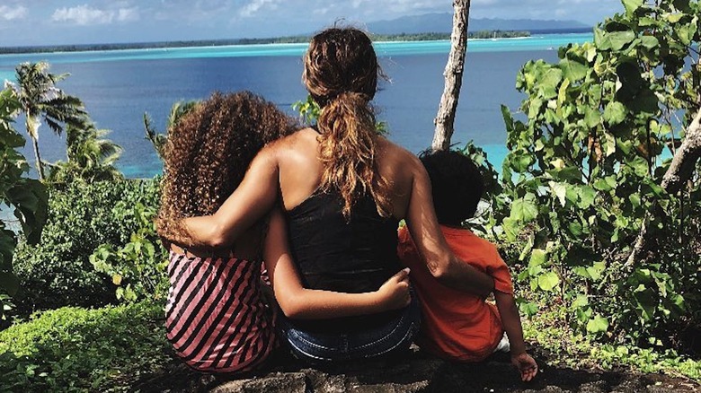 Halle Berry et ses enfants, enlacés par derrière