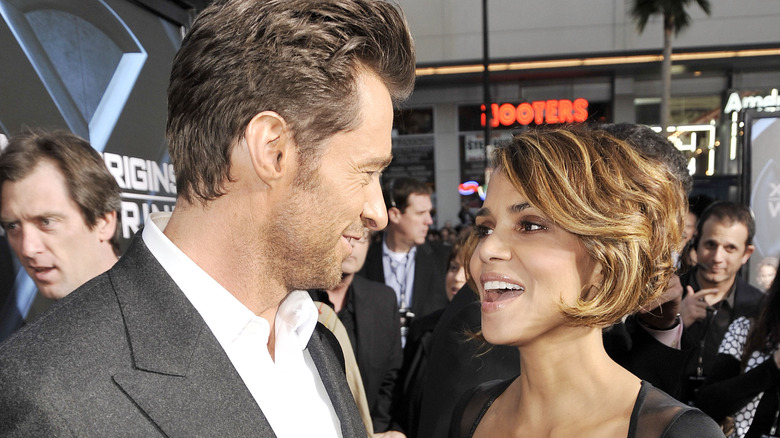 Halle Berry et Hugh Jackman discutent