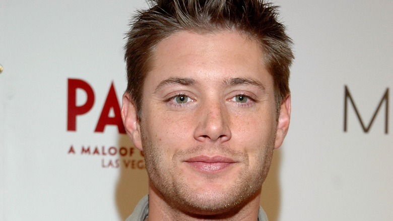 Jensen Ackles posant