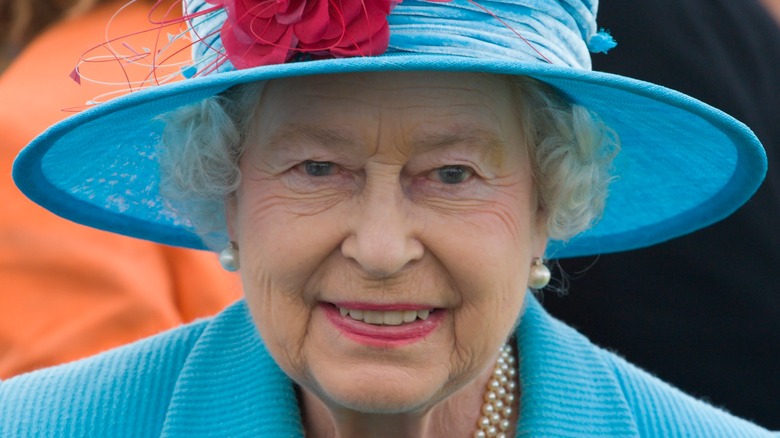 La reine Elizabeth II sourit