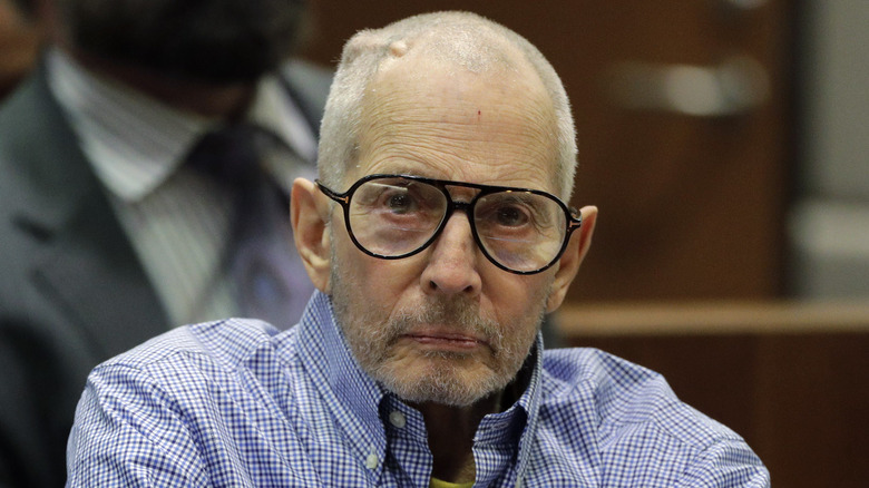 Robert Durst fronçant les sourcils